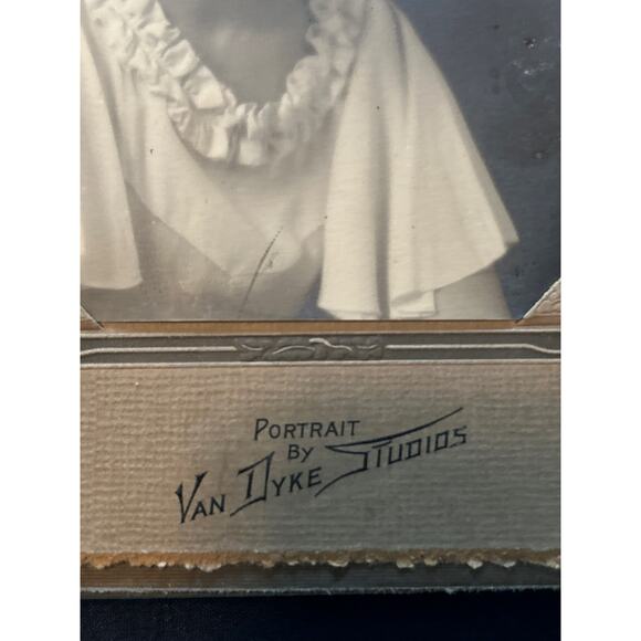 Lot of 12 Vintage Photographs Various Photogrophy Studios Most 4" x 6" - Picture 7 of 8